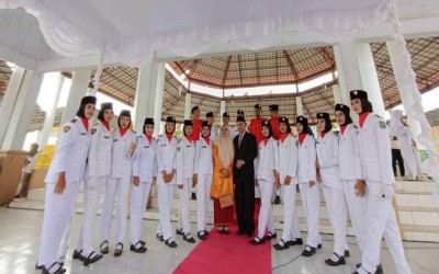PASKIB dan Marching Band SMA Negeri 16 Makassar Menjadi Petugas Upacara HUT RI Ke-78 di Paruga Na'e Sila